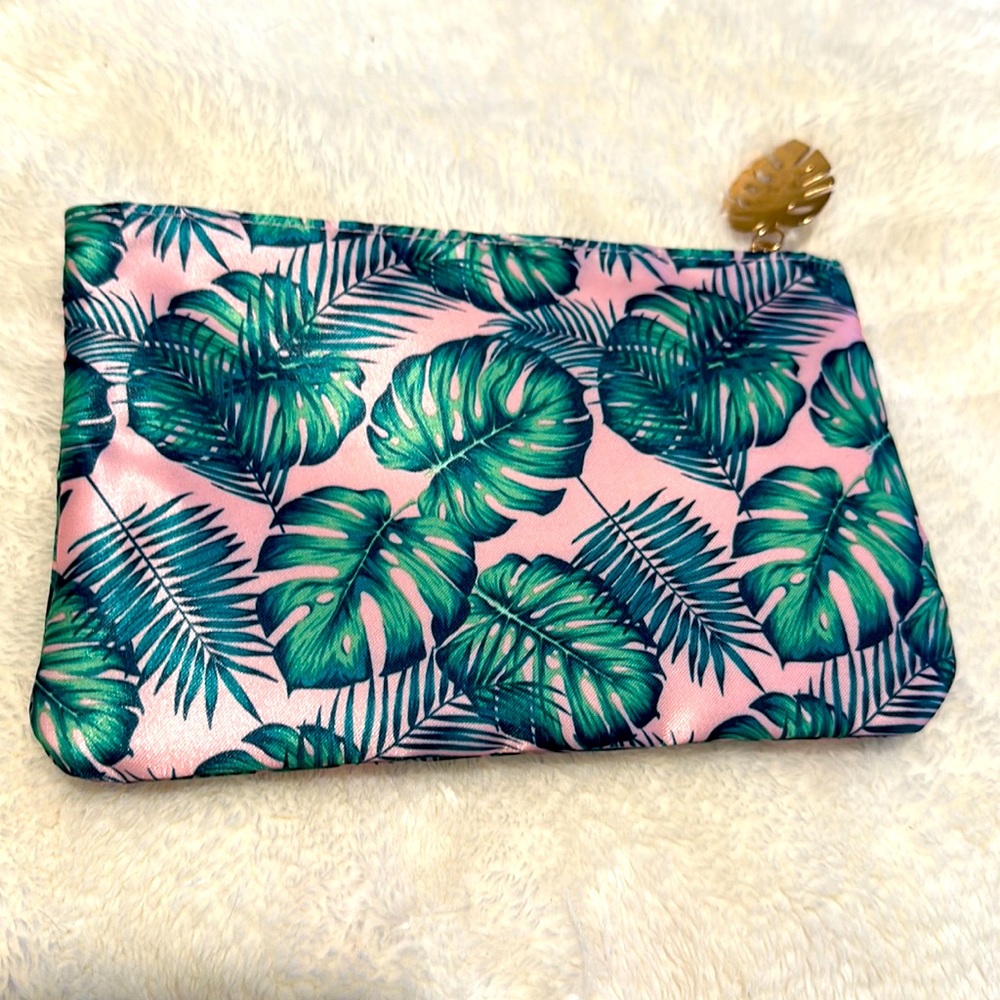 Silky Tropical Feels Makeup Bag 3/$10 or free with purchase of $50 🤍